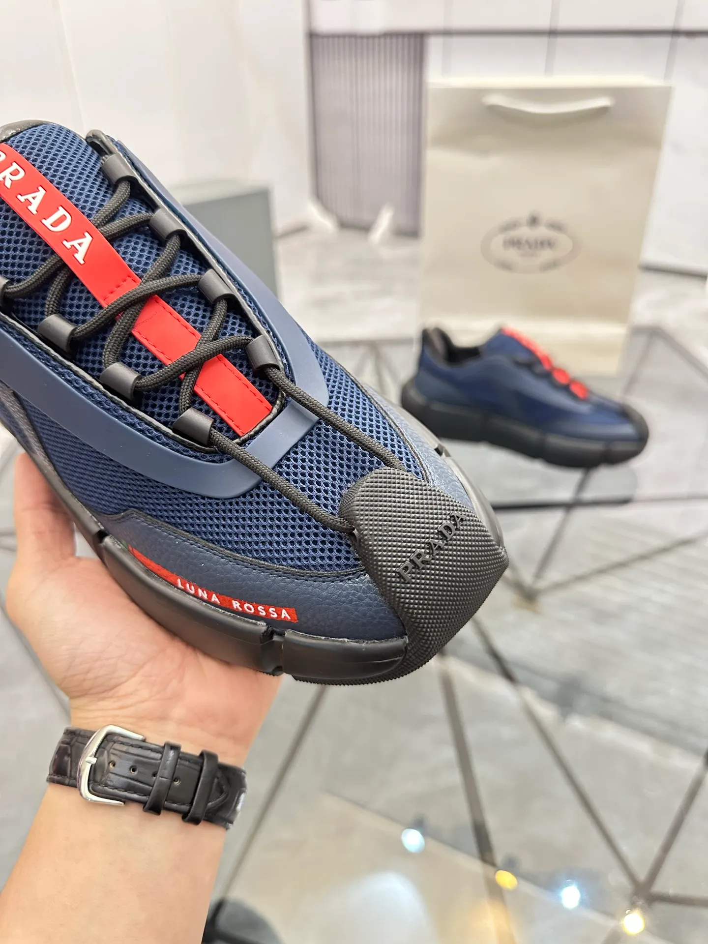 Men's shoes: 💰P500¥ High-end, complete package Product trademark: Prada *"Prada*" low-top casual shoes Regular size: 38-44 (can be customized to 45.46) Couple style Product materials: Upper imported cowhide stitched with original fabric, sheepskin lining, original outsole. Number: 846
